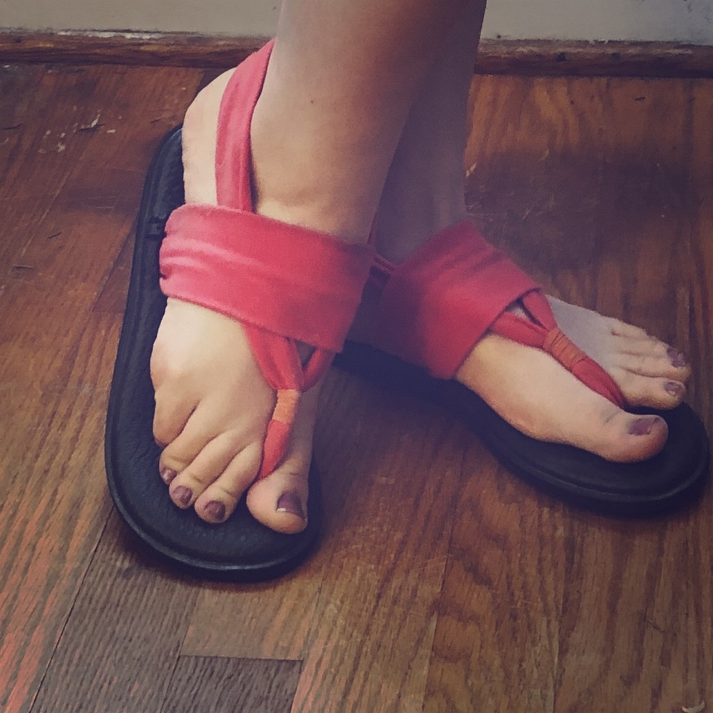 Very comfortable Thong-strap sandals